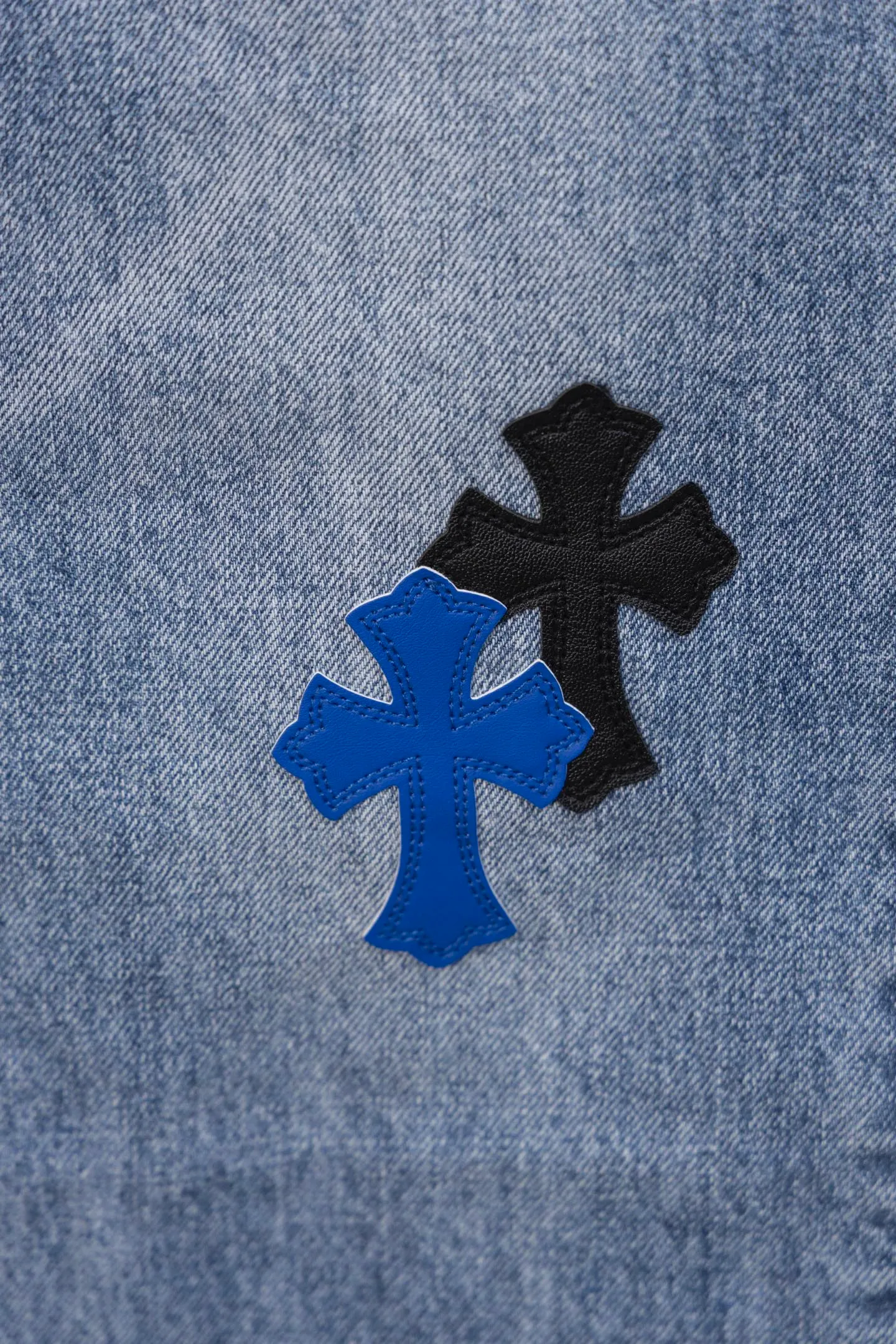 P240 CH Chromehearts limited edition black and white blue cross patchwork leather jeans, priced at 34W level, patchwork cross pattern embellishment, washed jeans! ! An absolutely high-end luxury product, a 1.9W-level god-level single product, a super popular product, made by top heavy industry, a magic weapon that cannot be missed! [About Zangyin] This is an extremely luxurious fashion brand that can also be called the aristocracy of the high street. It has always been an exclusive brand for some hipsters or rich second generations. Compared with ordinary high streets, it is more luxurious and noble. Compared with luxury brands, it is more fashionable and individual. It has always been a brand that I have a special liking for. [Top heavy industry fashion design] Consistently high-street luxury style. Speaking of this style, the Zangyin family and GU family are definitely the leading representative brands. Especially the Zangyin family has really achieved a state-of-the-art effect in creating high-street style. The unique washed material is used to create this style. The color system is already quite eye-catching. After it is decorated with patchwork cross flowers, it cleverly highlights the charm of the brand. Secondly, this style uses classic The high-waist cutting design highlights the long legs and fashionable temperament of the upper body. The brand is highly recognizable and the slim fit configuration is more suitable for daily wear. It is a product that interprets personality, fashion, and specifications at a glance. This single product is enough to make any fan excited. It can be a white T-shirt for a youthful college style, or a tight suspender for a royal style. It has strong matching ability and can be easily controlled by men.  [Materials and craftsmanship] Needless to say, this point goes without saying. As an excellent craftsman brand, Zangyin’s requirements for details and craftsmanship are really perfect. The washed color of this model has gone through so many processes, not to mention the embellishment of denim appliques. It is also purely hand-made and sewn. Just like what they believe in, only hand-made things have soul and have the meaning of wear. A top-notch heavy-duty fashionable denim item, I look forward to your perfect interpretation! !  Color: blue Size: 28-36